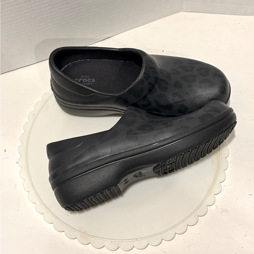 CROCS Black Patterned Clogs